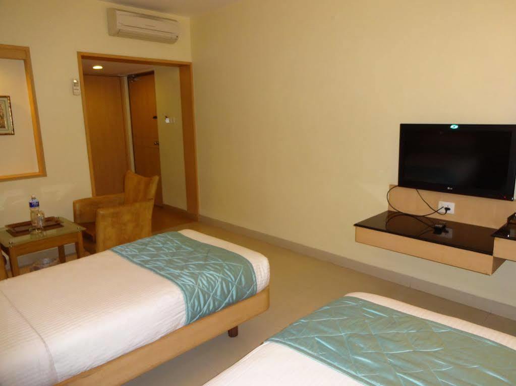 Hotel Super Capital O Grand Plaza Coimbatore Exterior foto