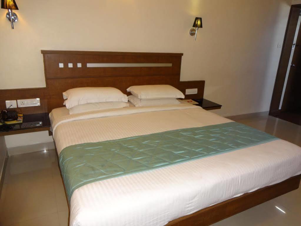 Hotel Super Capital O Grand Plaza Coimbatore Exterior foto